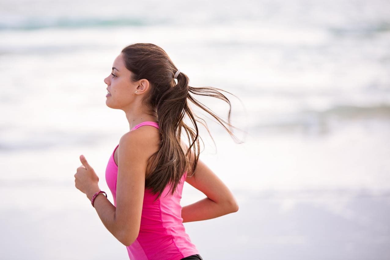 mulher a fazer jogging